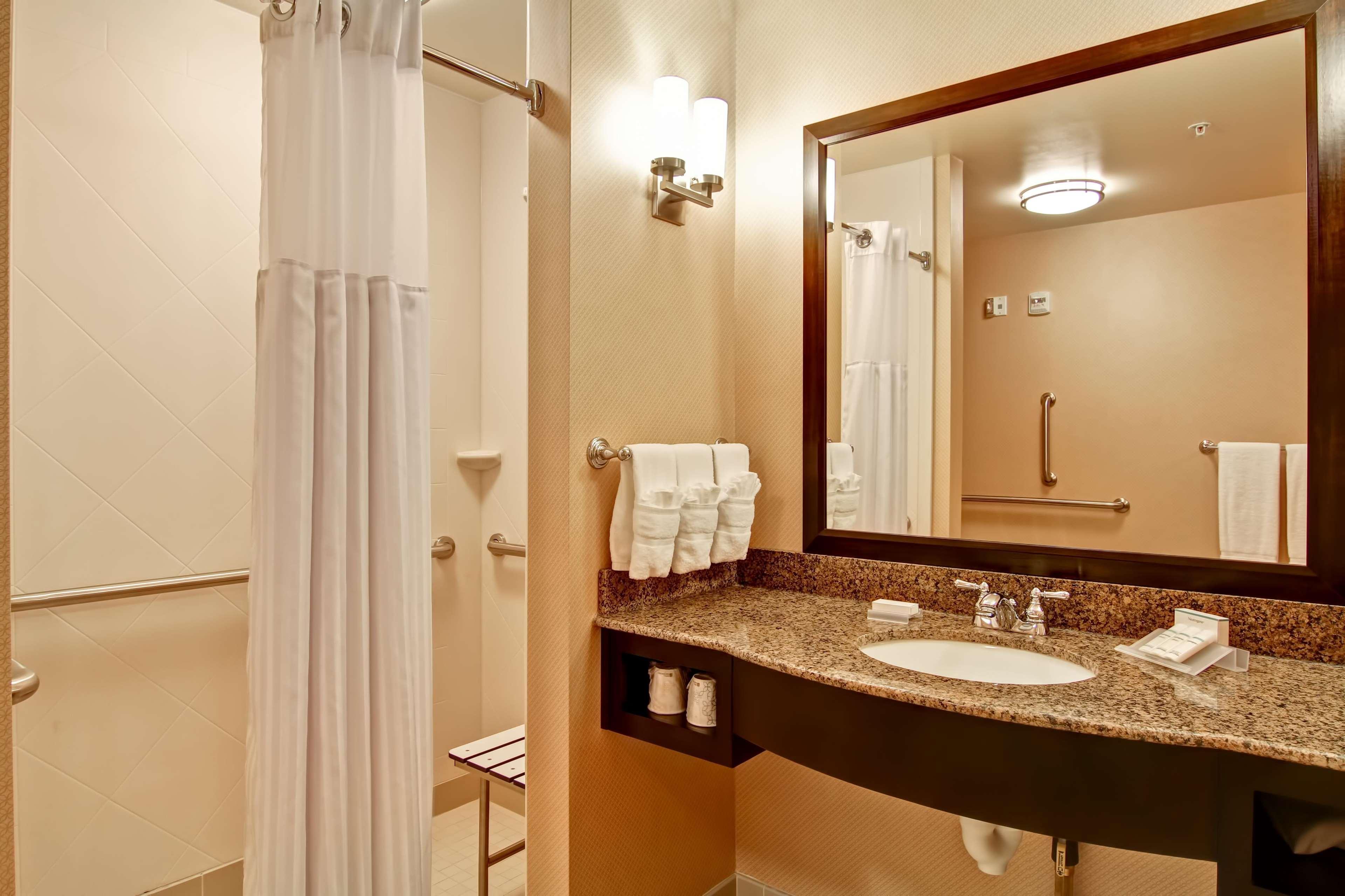 Hilton Garden Inn Woodbridge Zewnętrze zdjęcie