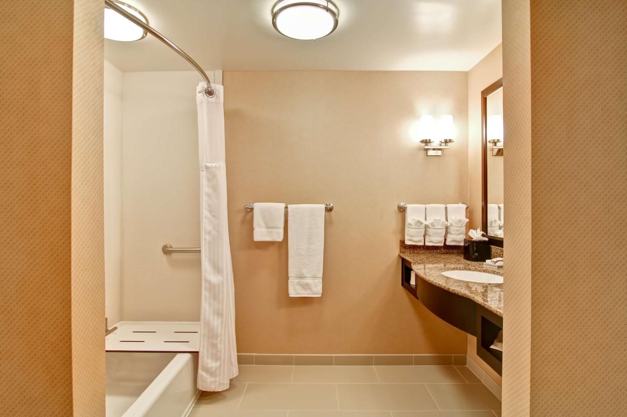 Hilton Garden Inn Woodbridge Zewnętrze zdjęcie