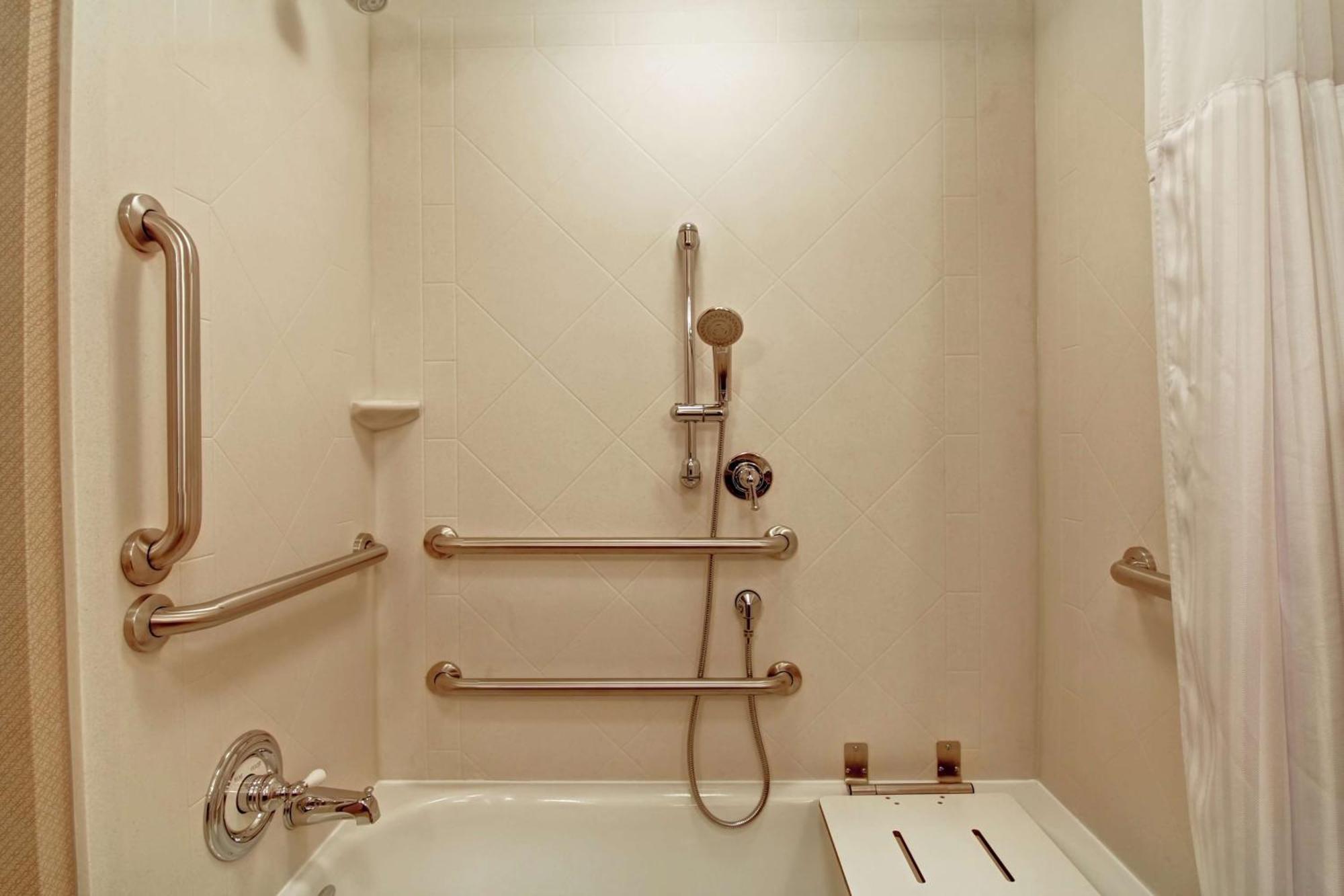 Hilton Garden Inn Woodbridge Zewnętrze zdjęcie