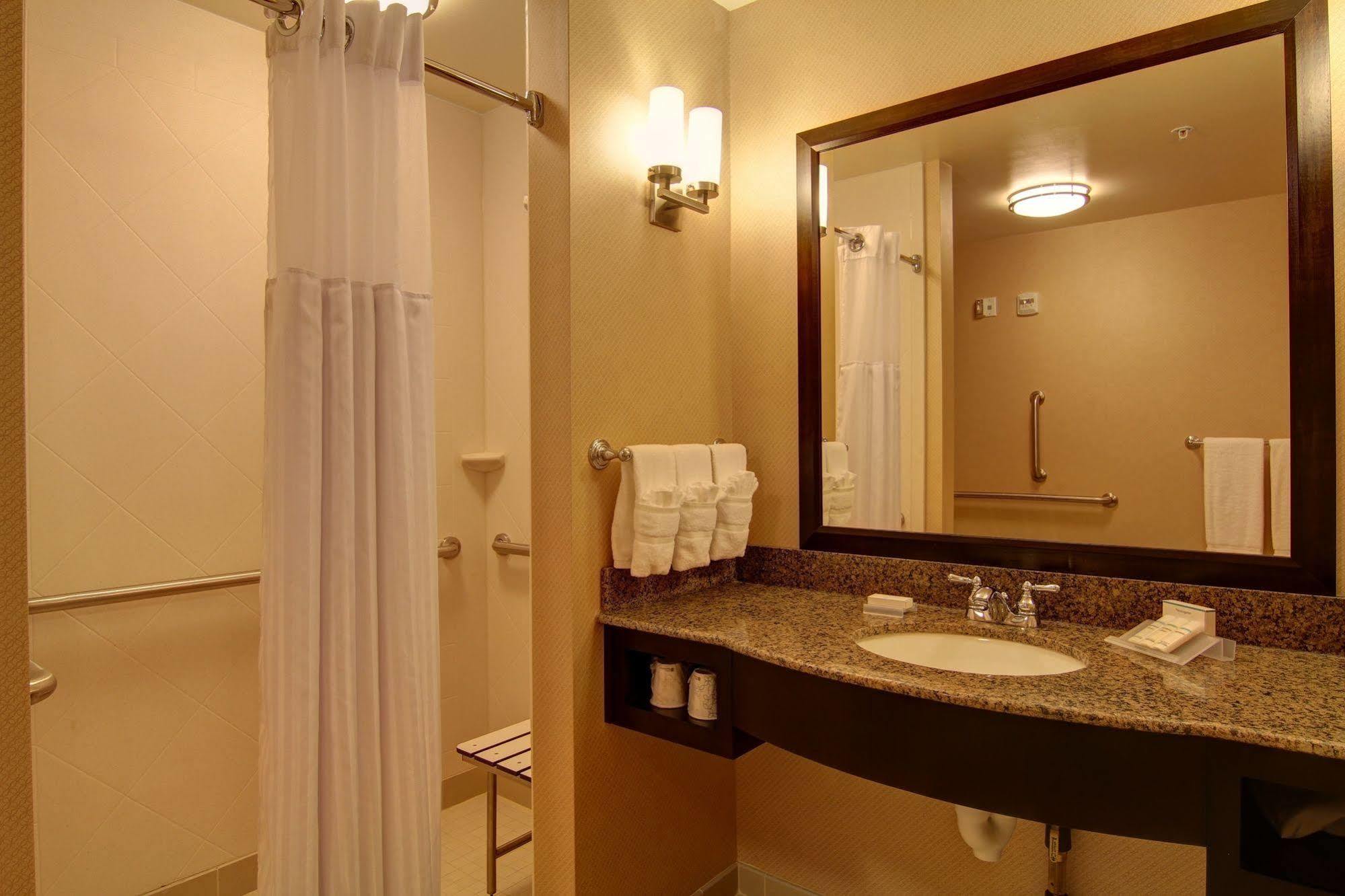 Hilton Garden Inn Woodbridge Zewnętrze zdjęcie