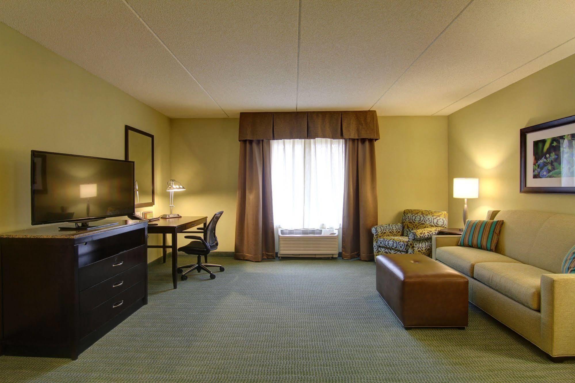 Hilton Garden Inn Woodbridge Zewnętrze zdjęcie